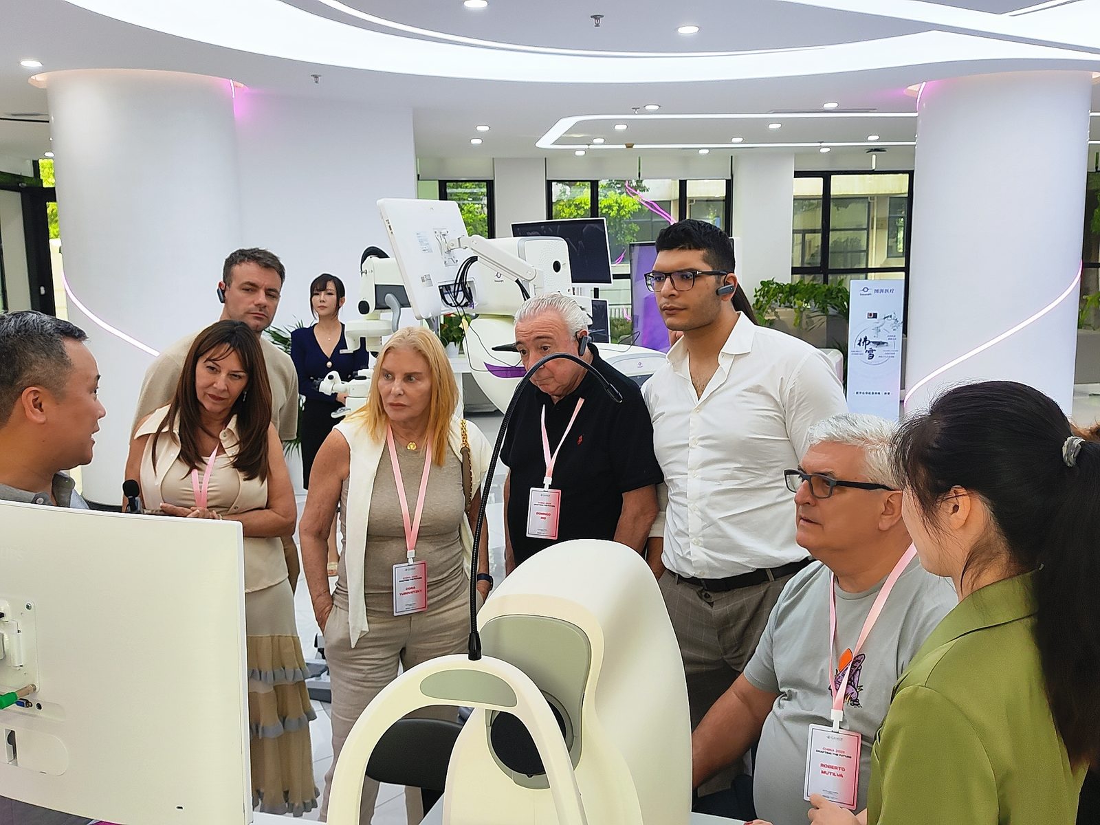 Demostración de microscopio quirúrgico oftalmológico ante la delegación