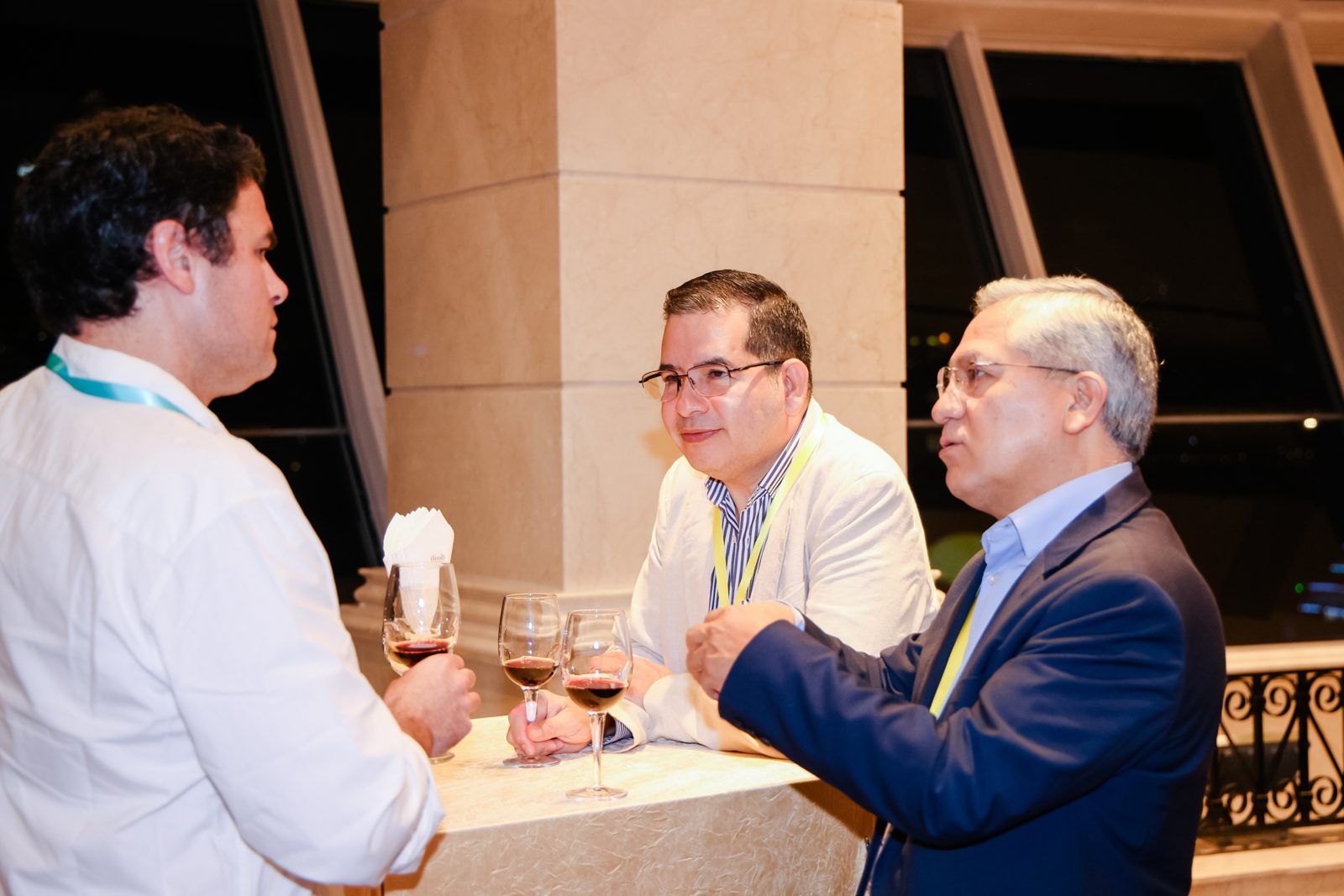 Networking entre participantes durante una cena del programa