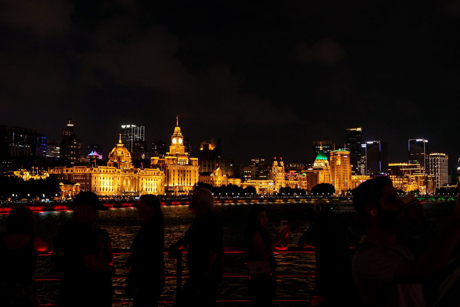 El Bund histórico de Shanghai iluminado de noche