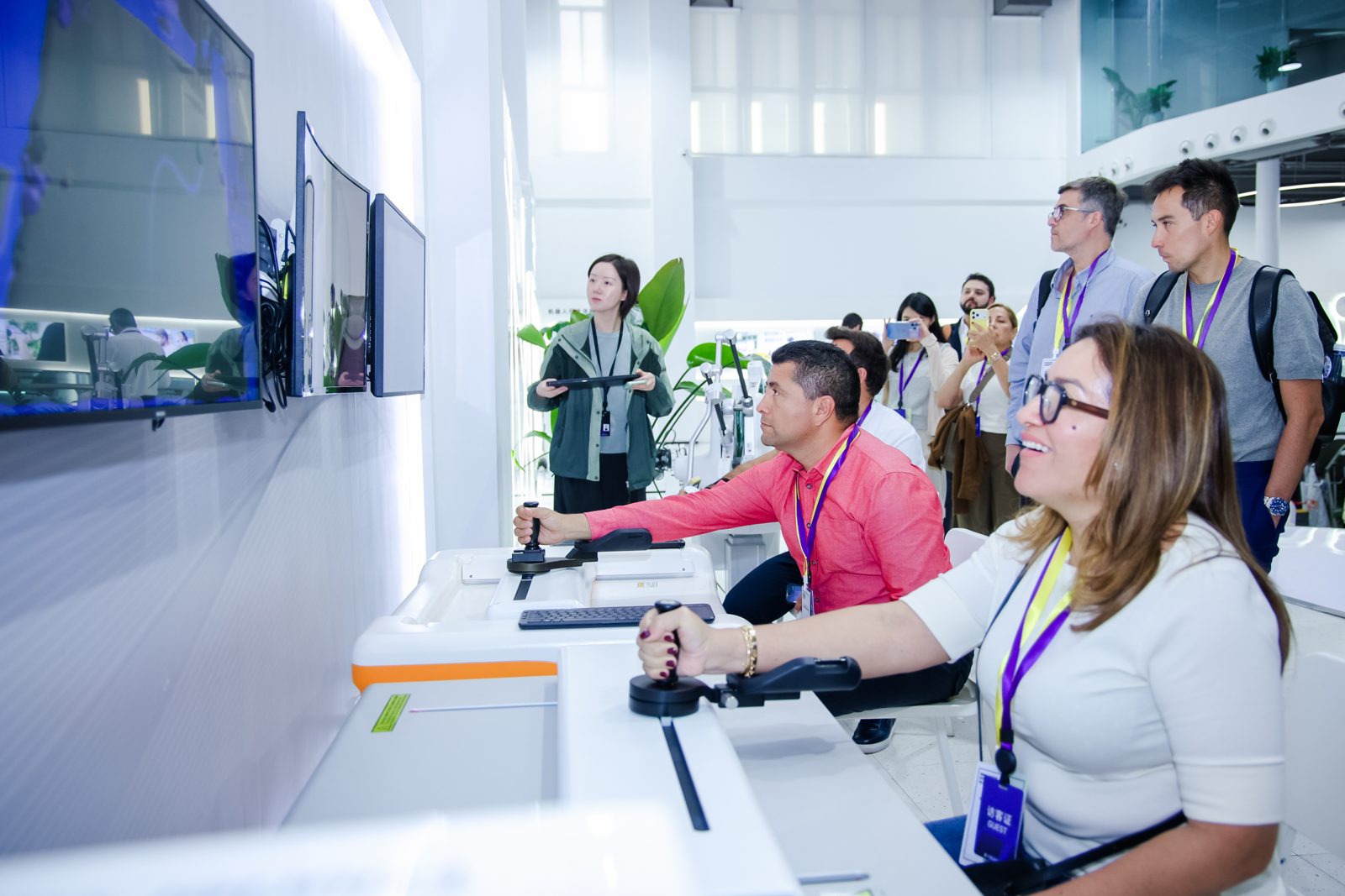 Participante probando tecnología de rehabilitación robótica