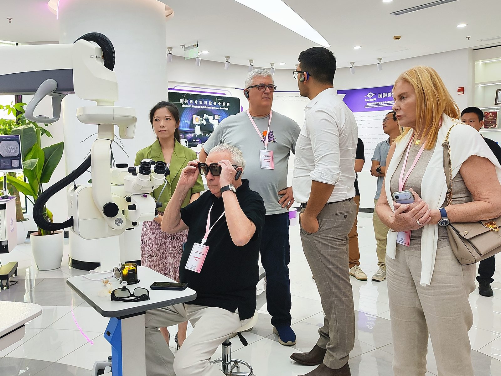 Participantes probando equipos oftalmológicos de última generación
